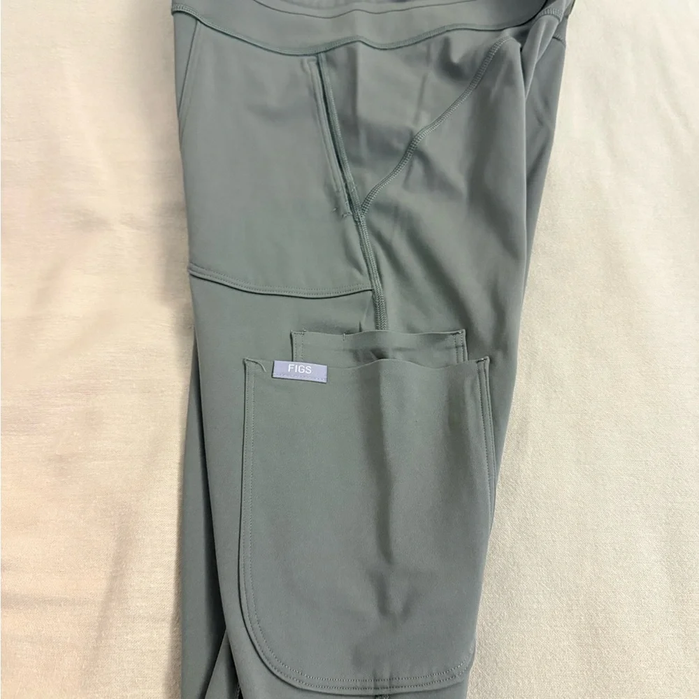 FIGS Olive Technical Collection Top - Picture 8 of 11